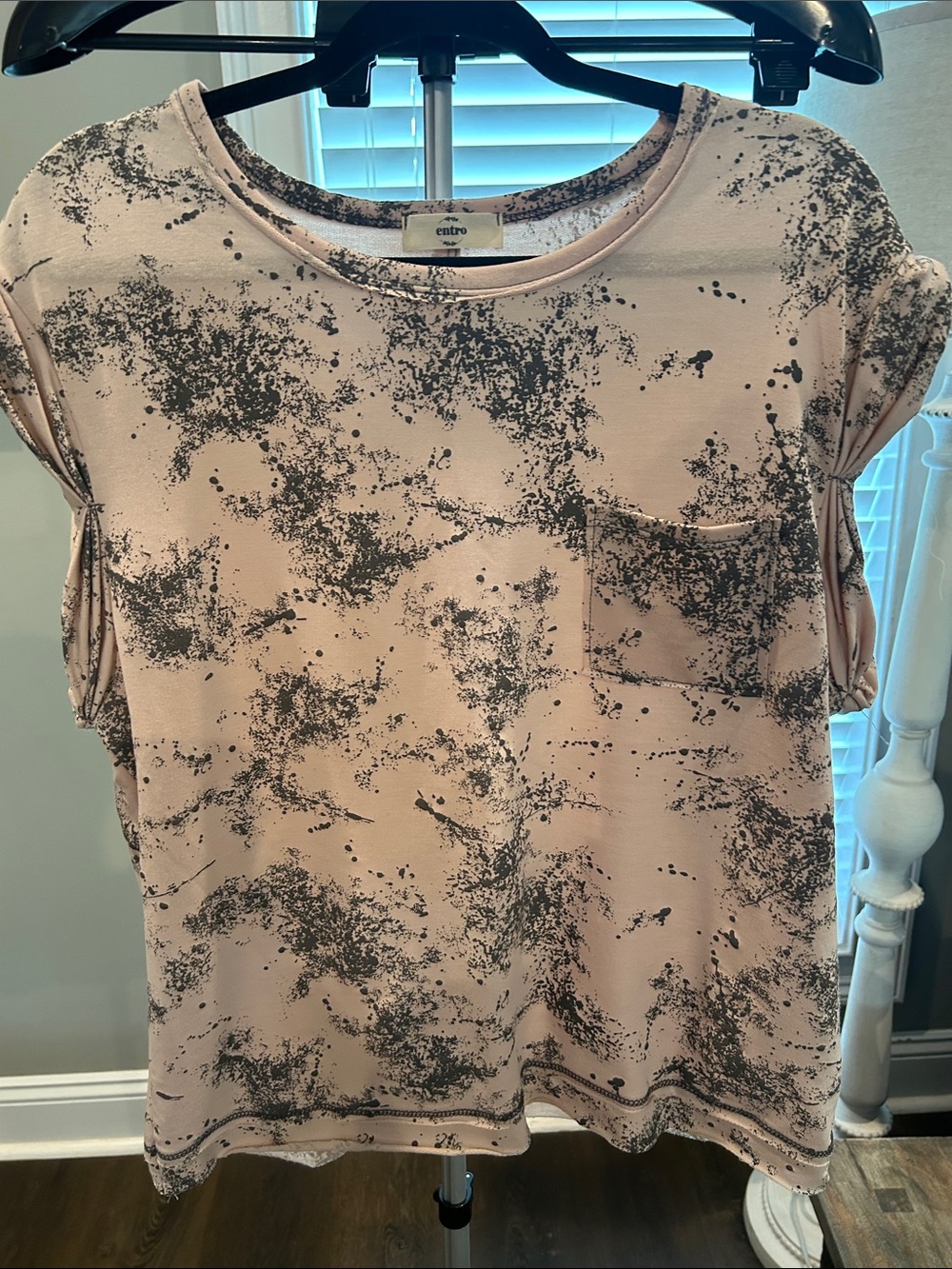 entro Blush Pink Pocket Top with Black Splatter Size Medium / Cool sleeves
